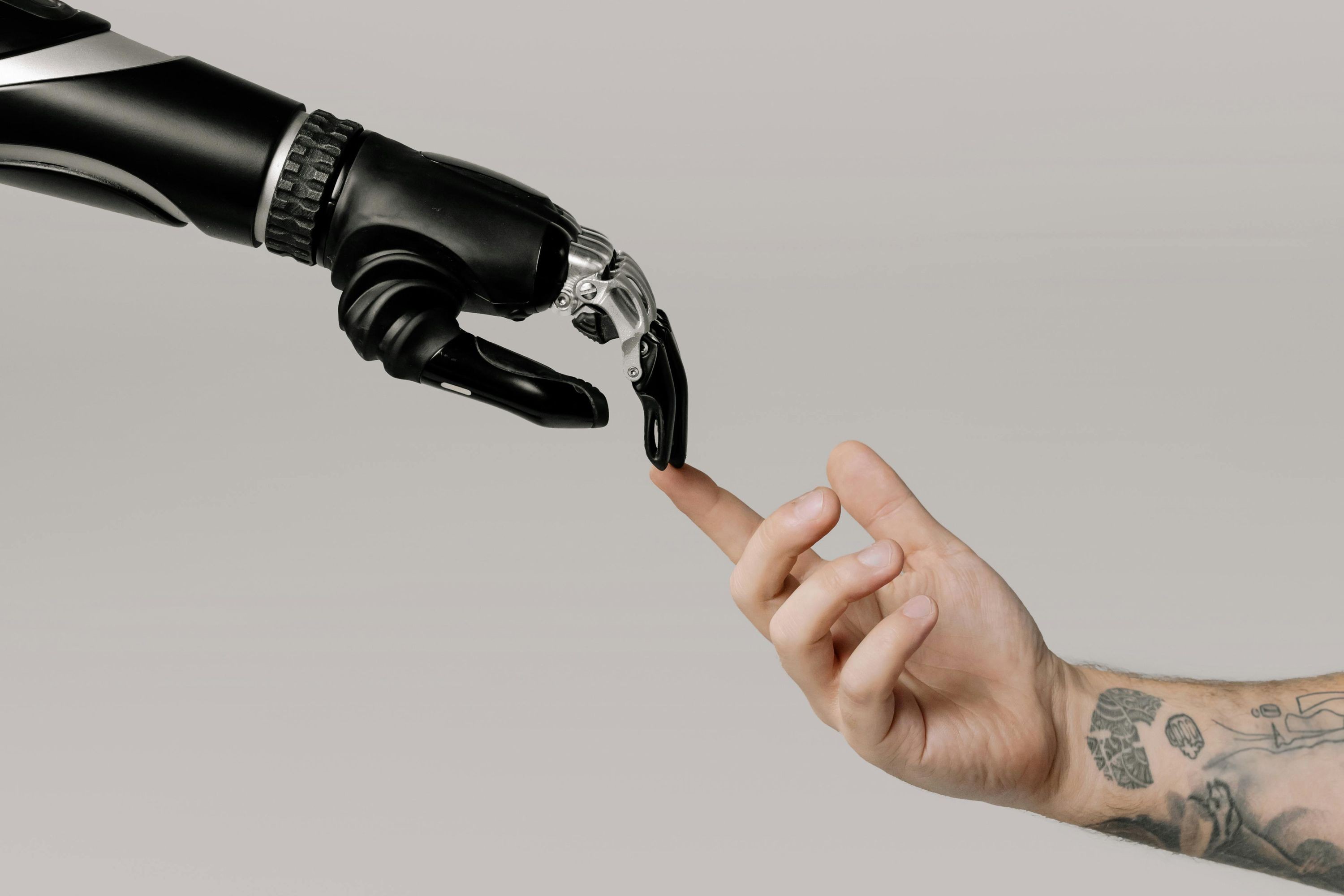 robot hand reikt naar een menselijke hand