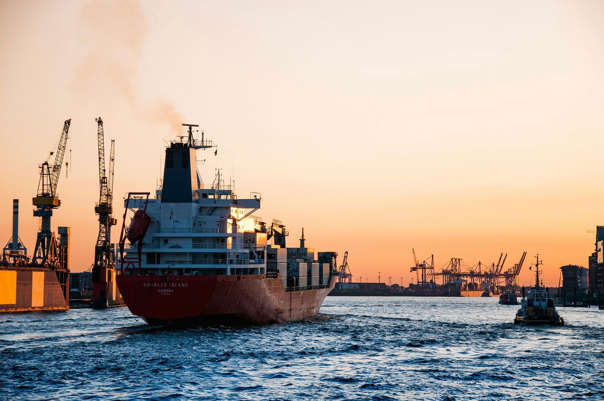 Schip dat de haven binnenvaart