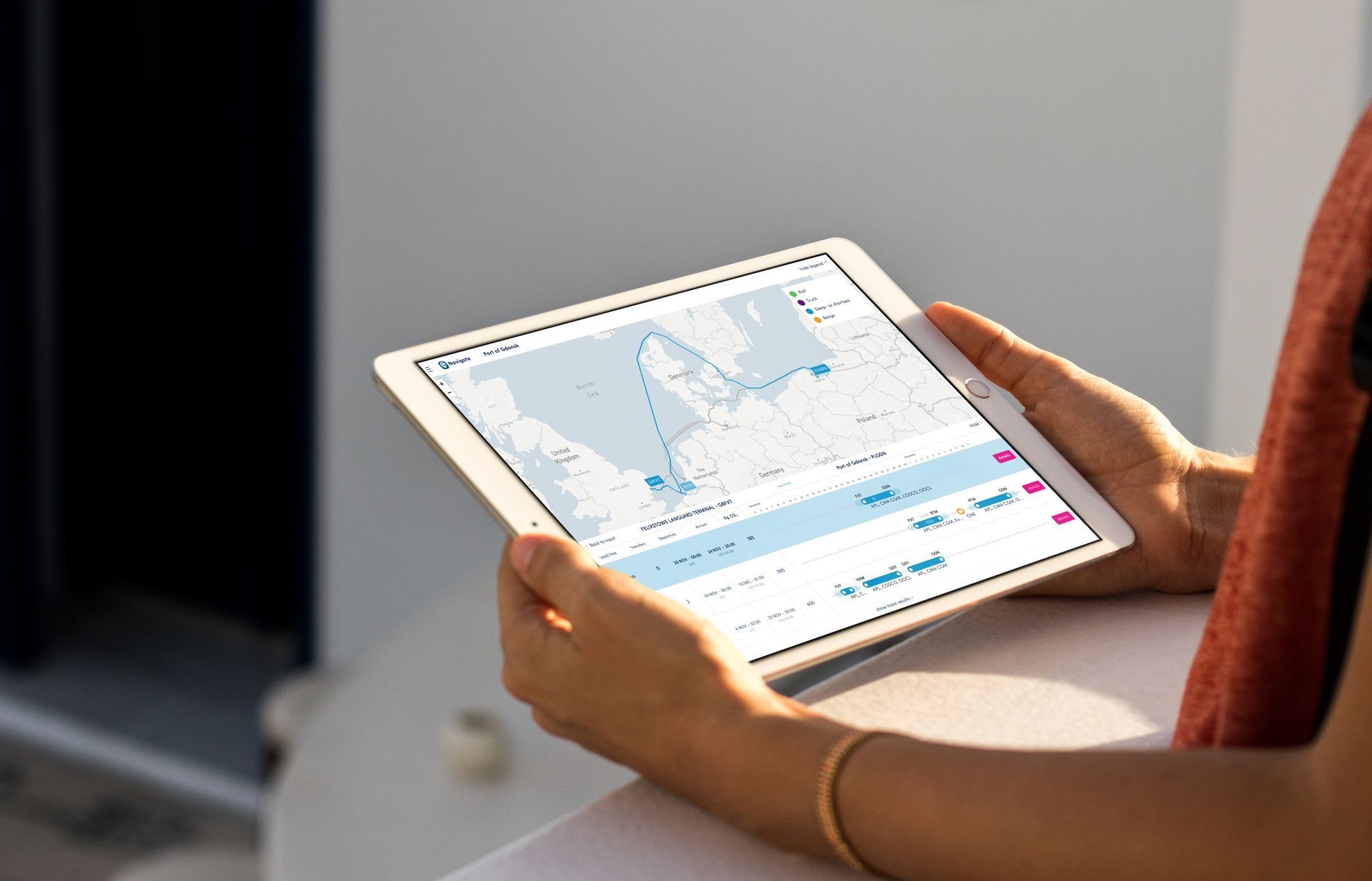 Tablet met daarop de navigate app van Port of Rotterdam.